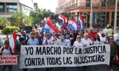 Personas se manifiestan durante la marcha 'Por la Justicia, contra toda la injusticia' este jueves Asunción (Paraguay). EFE/ Nina Osorio