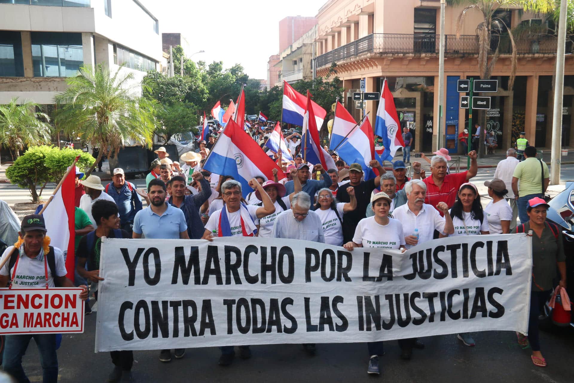 Personas se manifiestan durante la marcha 'Por la Justicia, contra toda la injusticia' este jueves Asunción (Paraguay). EFE/ Nina Osorio