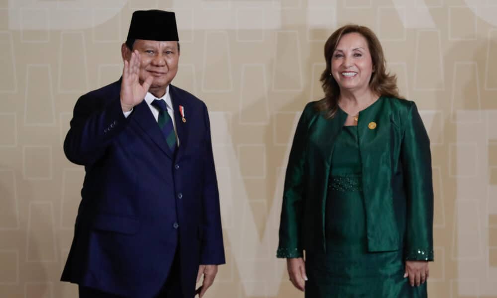 La presidenta de Perú, Dina Boluarte (d), posa junto al presidente de Indonesia, Prabowo Subianto (i), en el Centro de Convenciones durante la cumbre de líderes del Foro de Cooperación Económica Asia Pacífico (APEC) este sábado en Lima (Perú). EFE/ Carlos Ortega