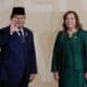 La presidenta de Perú, Dina Boluarte (d), posa junto al presidente de Indonesia, Prabowo Subianto (i), en el Centro de Convenciones durante la cumbre de líderes del Foro de Cooperación Económica Asia Pacífico (APEC) este sábado en Lima (Perú). EFE/ Carlos Ortega