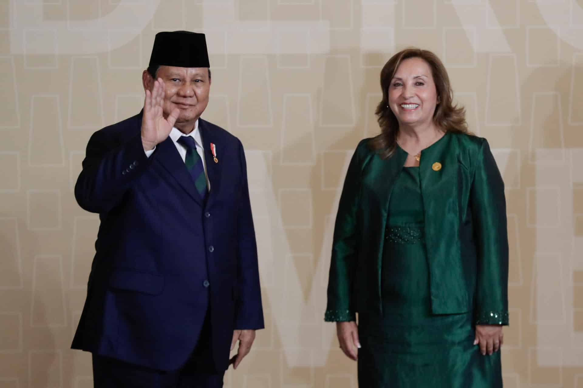 La presidenta de Perú, Dina Boluarte (d), posa junto al presidente de Indonesia, Prabowo Subianto (i), en el Centro de Convenciones durante la cumbre de líderes del Foro de Cooperación Económica Asia Pacífico (APEC) este sábado en Lima (Perú). EFE/ Carlos Ortega