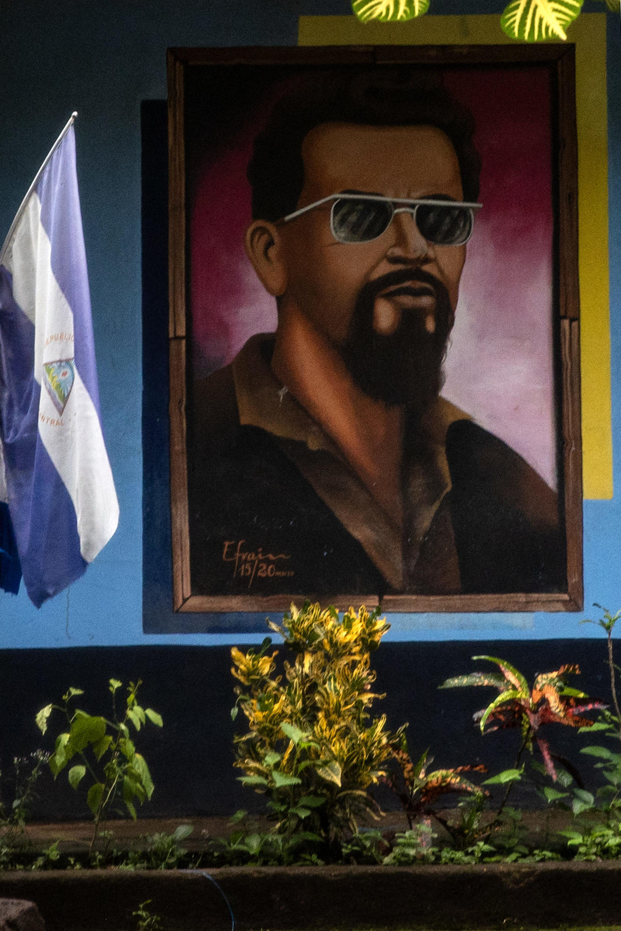 Fotografía de la bandera de Nicaragua junto a un mural con la imagen de fundador de Carlos Fonseca Amador, fundador del Frente Sandinista de Liberación Nacional (FSLN), este 8 de noviembre de 2024 en Ciudad Sandino (Nicaragua). EFE/ Str