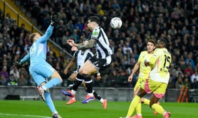 El jugador del Juventus Michele Di Gregorio (I) salva un gol durante el partidfo de la Serie A que han jugado Udinese Calcio y Juventus FC, en Udine, Italia. EFE/EPA/Ettore Griffoni