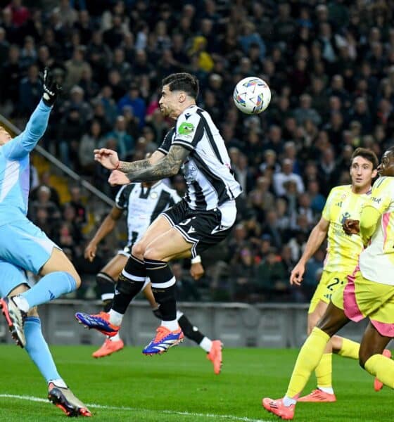 El jugador del Juventus Michele Di Gregorio (I) salva un gol durante el partidfo de la Serie A que han jugado Udinese Calcio y Juventus FC, en Udine, Italia. EFE/EPA/Ettore Griffoni