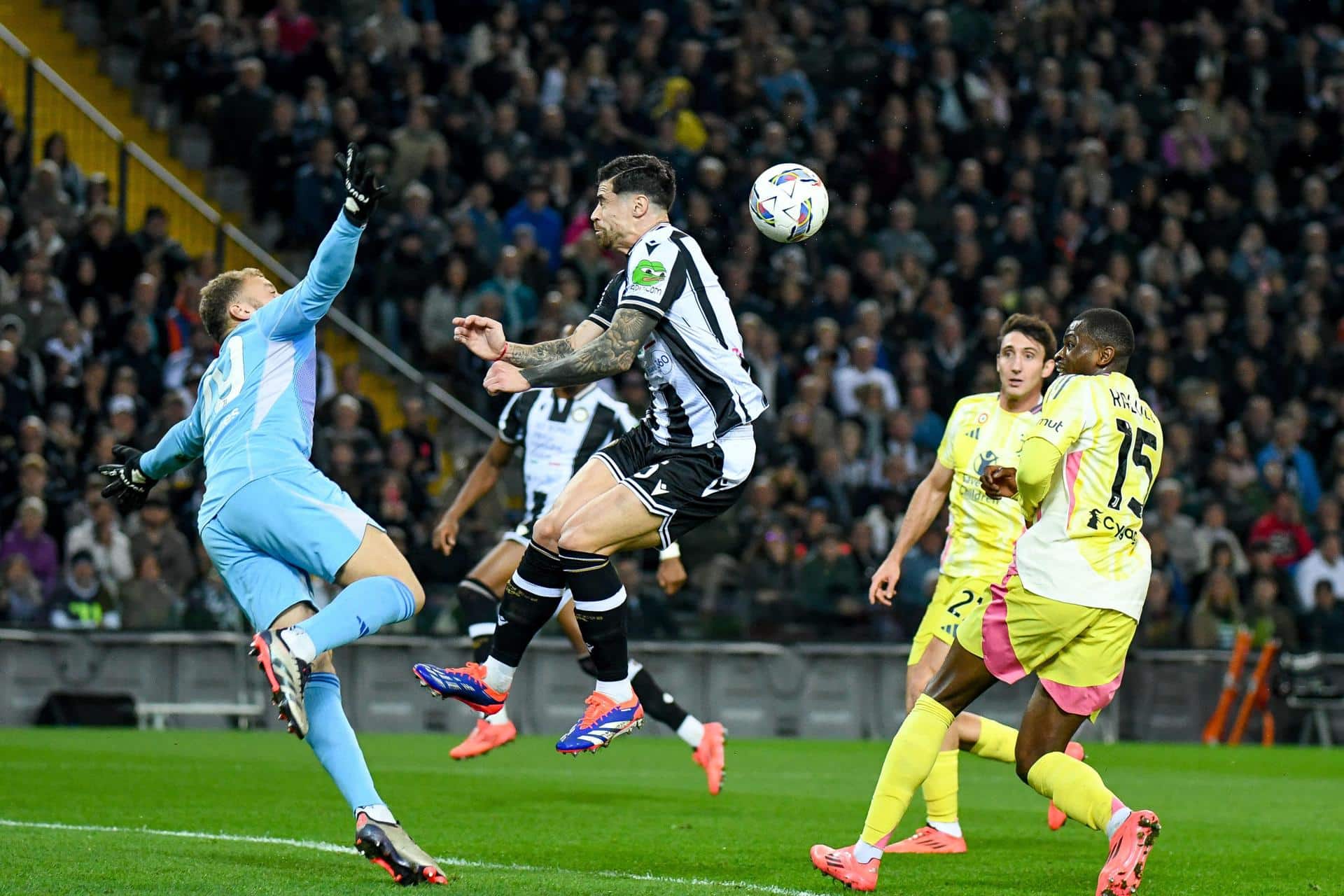 El jugador del Juventus Michele Di Gregorio (I) salva un gol durante el partidfo de la Serie A que han jugado Udinese Calcio y Juventus FC, en Udine, Italia. EFE/EPA/Ettore Griffoni