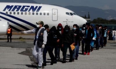 Imagen de archivo de un vuelo con decenas de personas deportadas desde Estados Unidos. EFE/Esteban Biba