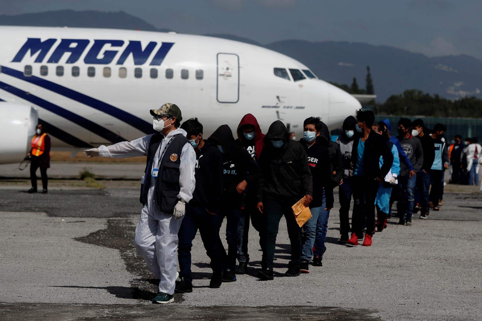 Imagen de archivo de un vuelo con decenas de personas deportadas desde Estados Unidos. EFE/Esteban Biba