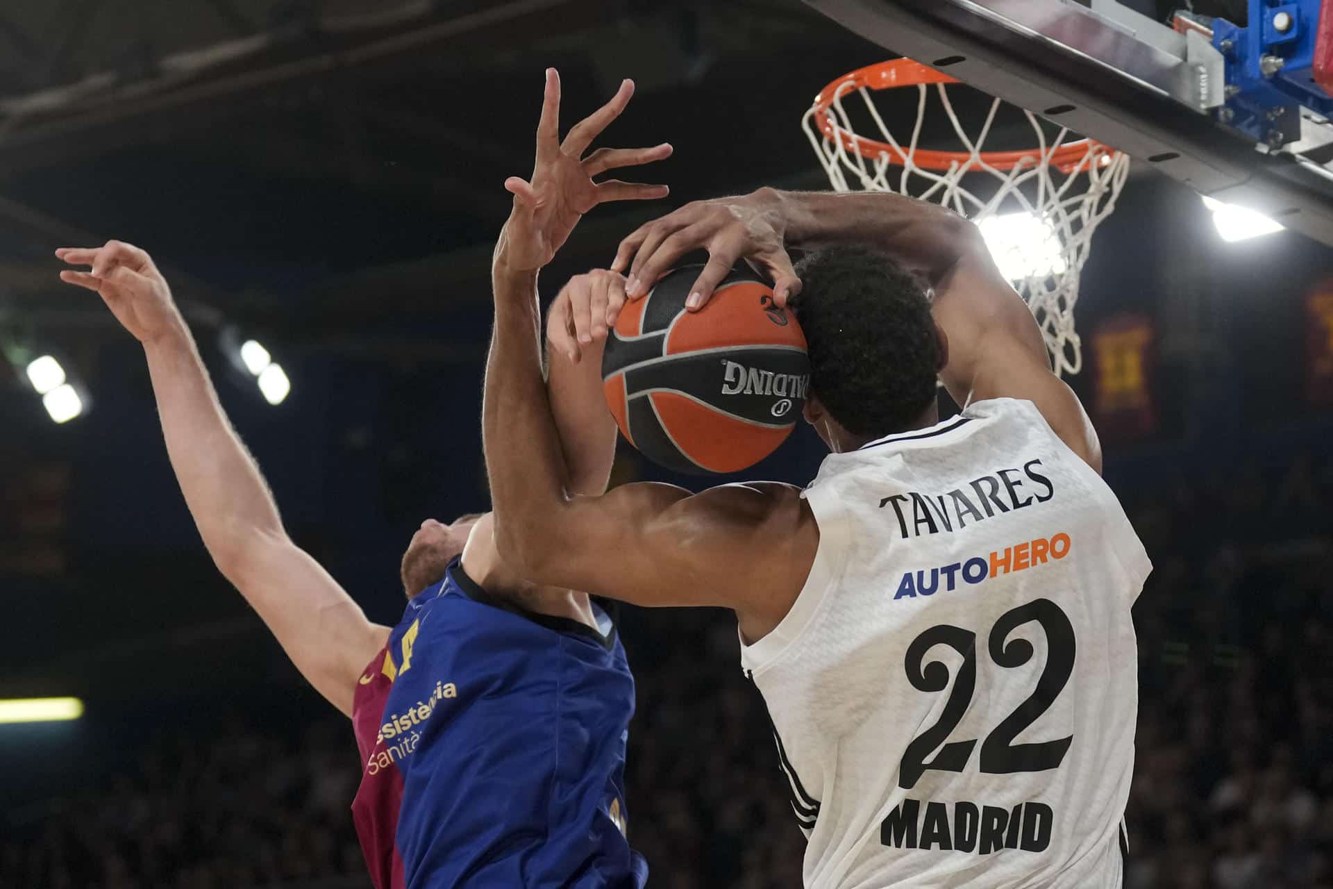 El jugador del Barça Parra (i) pelea un balón con Tavares, del Real Madrid, durante el partido de EuroLiga que Barça y Real Madrid disputan este jueves en el Palau Blaugrana, en Barcelona. EFE/ Enric Fontcuberta