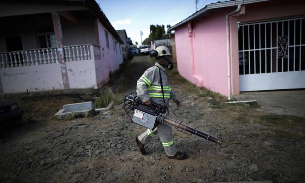 Fotografía de archivo en donde se ve a personal de salud mientras fumiga las calles del barrio San Antonio, en La Chorrera (Panamá). EFE/ Bienvenido Velasco