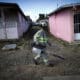 Fotografía de archivo en donde se ve a personal de salud mientras fumiga las calles del barrio San Antonio, en La Chorrera (Panamá). EFE/ Bienvenido Velasco