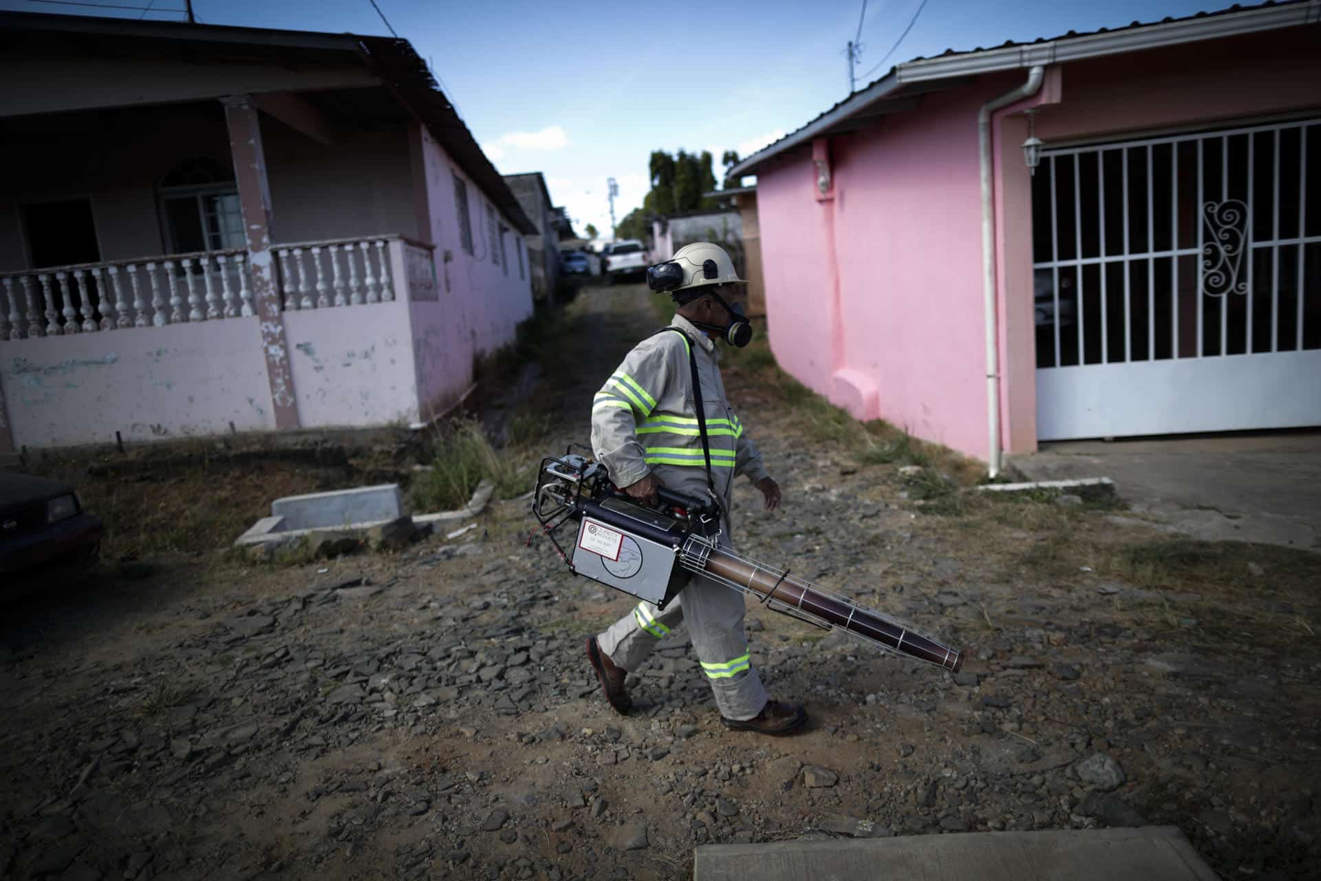 Fotografía de archivo en donde se ve a personal de salud mientras fumiga las calles del barrio San Antonio, en La Chorrera (Panamá). EFE/ Bienvenido Velasco