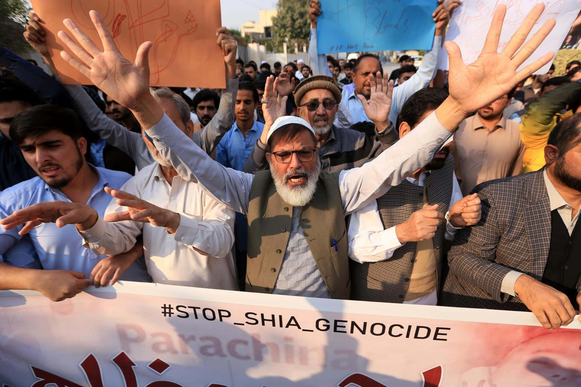 Musulmanes chiíes paquistaníes gritan consignas durante una protesta contra el ataque a un convoy de pasajeros en la provincia de Khyber Pakhtunkhwa, en el noroeste de Pakistán, el 22 de noviembre de 2024. EFE/EPA/BILAWAL ARBAB