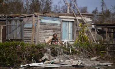 Un hombre espera entre los escombros junto a su casa afectada por el huracán Rafael, en Playa Guanimar, Artemisa (Cuba). EFE/Yander Zamora