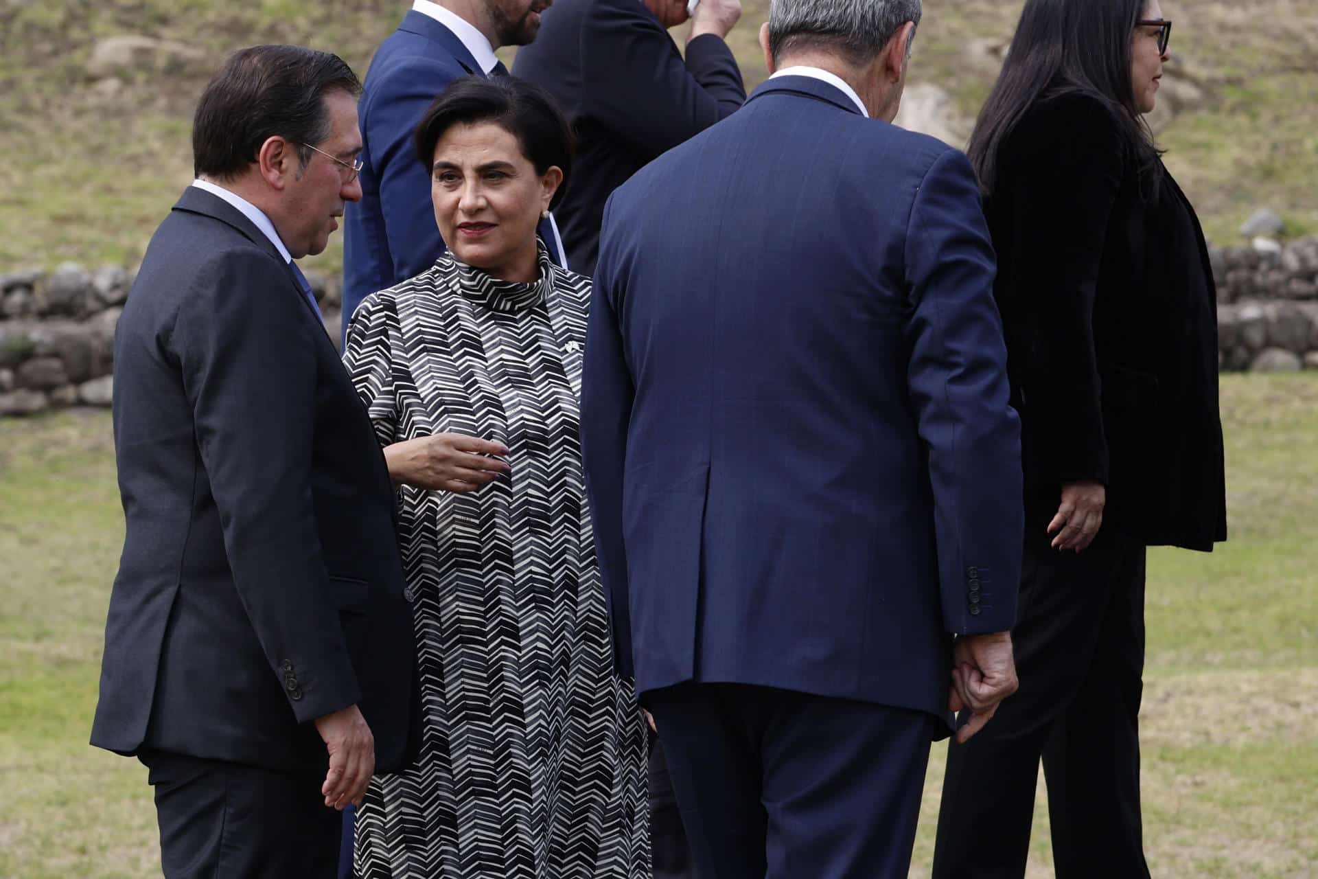 El ministro de Asuntos Exteriores de España José Manuel Albares (i), habla con la ministra de Relaciones Exteriores de Ecuador, Gabriela Sommerfeld, durante la foto de familia de la reunión de cancilleres previa a la XXIX Cumbre Iberoamericana de Jefes de Estado y de Gobierno este jueves, en Cuenca (Ecuador). EFE/ Bienvenido Velasco