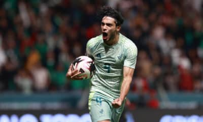 Raúl Jiménez de México celebra un gol ante Honduras, en el estadio Nemesio Diez  de Toluca (México). EFE/Alex Cruz