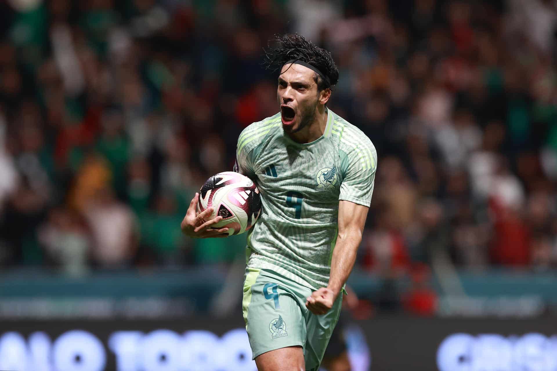 Raúl Jiménez de México celebra un gol ante Honduras, en el estadio Nemesio Diez  de Toluca (México). EFE/Alex Cruz