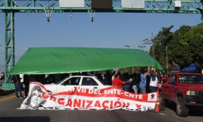 Maestros de la Coordinadora Nacional de Trabajadores de la Educación (CNTE) bloquean este martes las principales carreteras del municipio de Tapachula, en Chiapas (México). EFE/ Juan Manuel Blanco