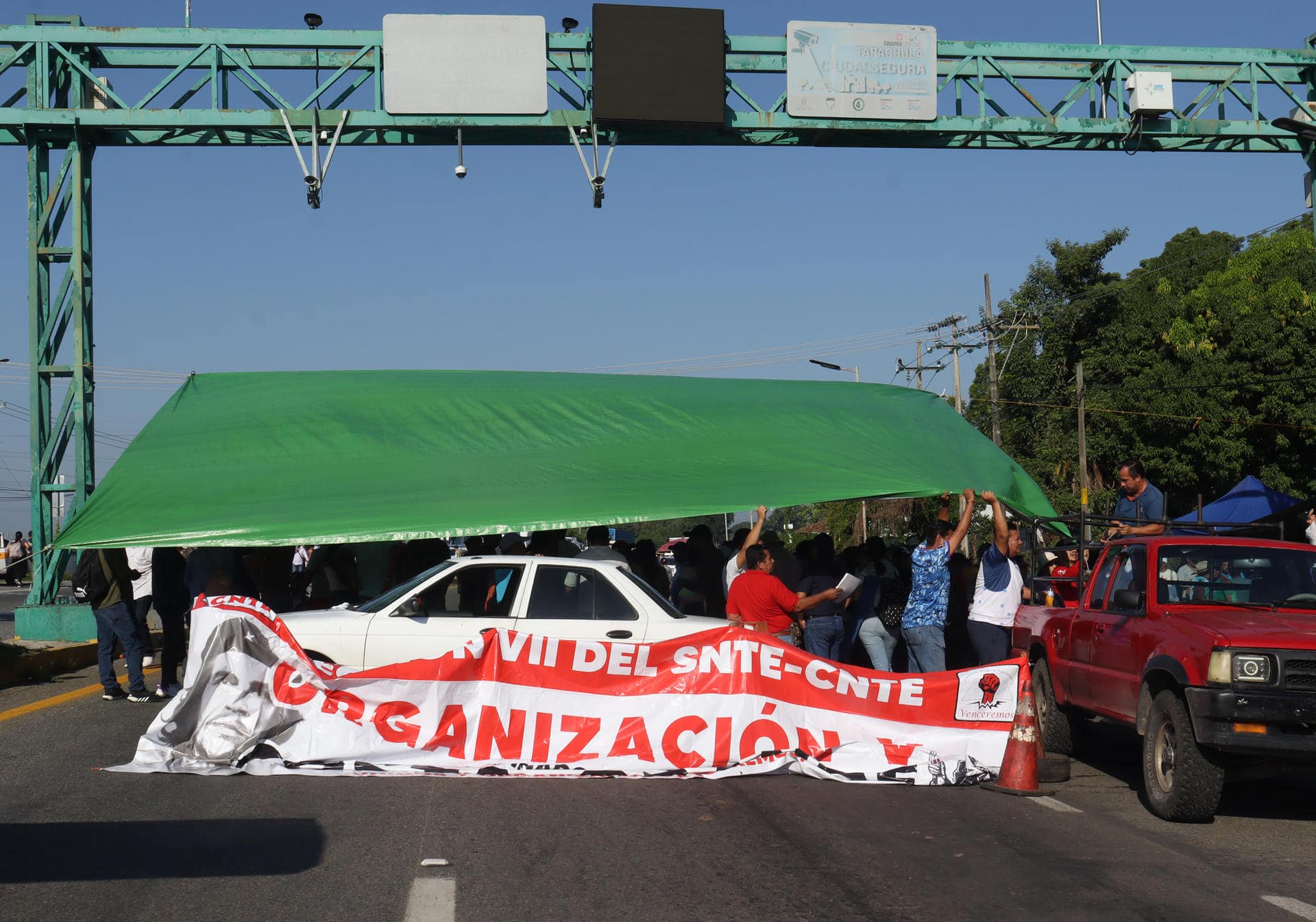 Maestros de la Coordinadora Nacional de Trabajadores de la Educación (CNTE) bloquean este martes las principales carreteras del municipio de Tapachula, en Chiapas (México). EFE/ Juan Manuel Blanco