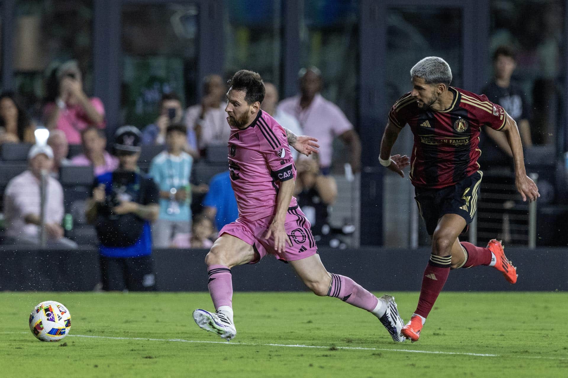 Lionel Messi escapa de la marca del defensor Luis Abram, pero no pudo evitar este sábado la eliminación del Inter Miami a manos del Atlanta United en el Chase Stadium de Fort Lauderdale (Florida). EFE/EPA/CRISTOBAL HERRERA-ULASHKEVICH