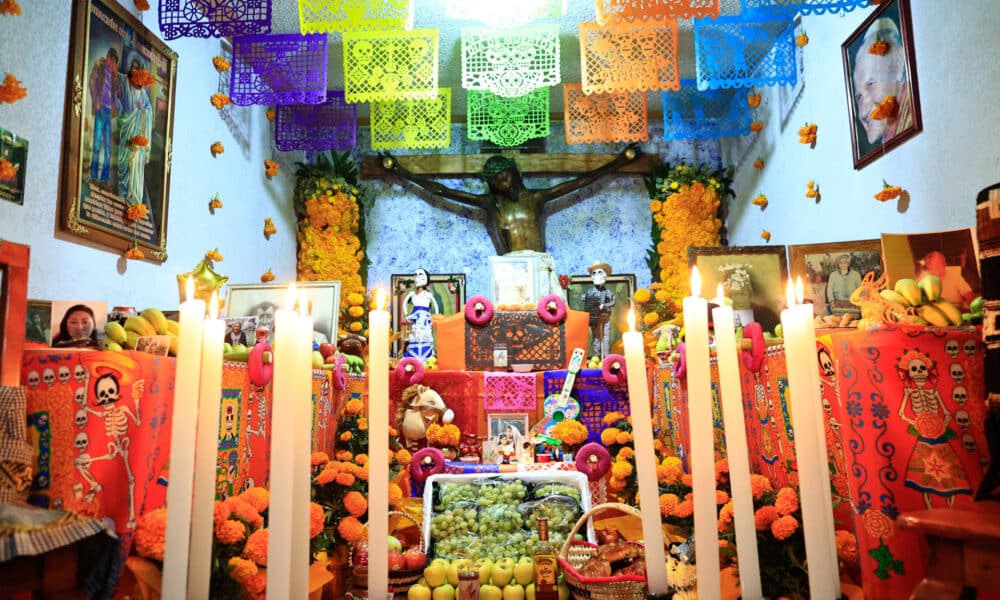 Fotografía de un altar de Día de Muertos este sábado, en Ciudad de México (México). EFE/ David Guzmán