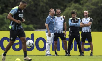 El CEO de Botafogo, John Textor, abraza al entrenador Artur Jorge durante el entrenamiento del club en Buenos Aires (Argentina). EFE/ Antonio Lacerda