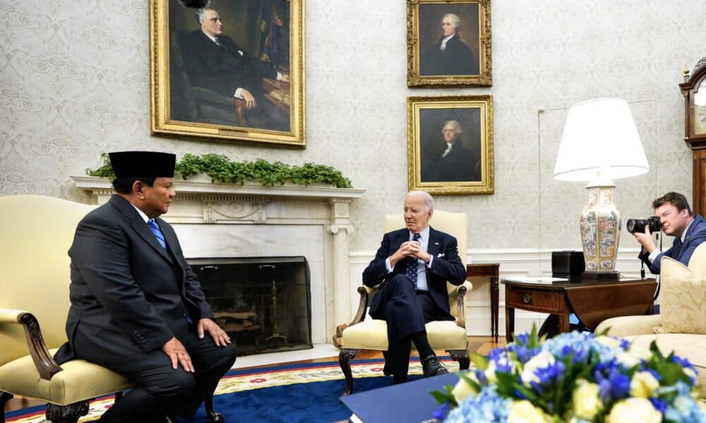 El presidente indonesio, Prabowo Subianto (i), y el presidente estadounidense, Joe Biden (d), asisten a una reunión bilateral en la Oficina Oval de la Casa Blanca en Washington. EFE/EPA/YURI GRIPAS / POOL