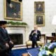 El presidente indonesio, Prabowo Subianto (i), y el presidente estadounidense, Joe Biden (d), asisten a una reunión bilateral en la Oficina Oval de la Casa Blanca en Washington. EFE/EPA/YURI GRIPAS / POOL