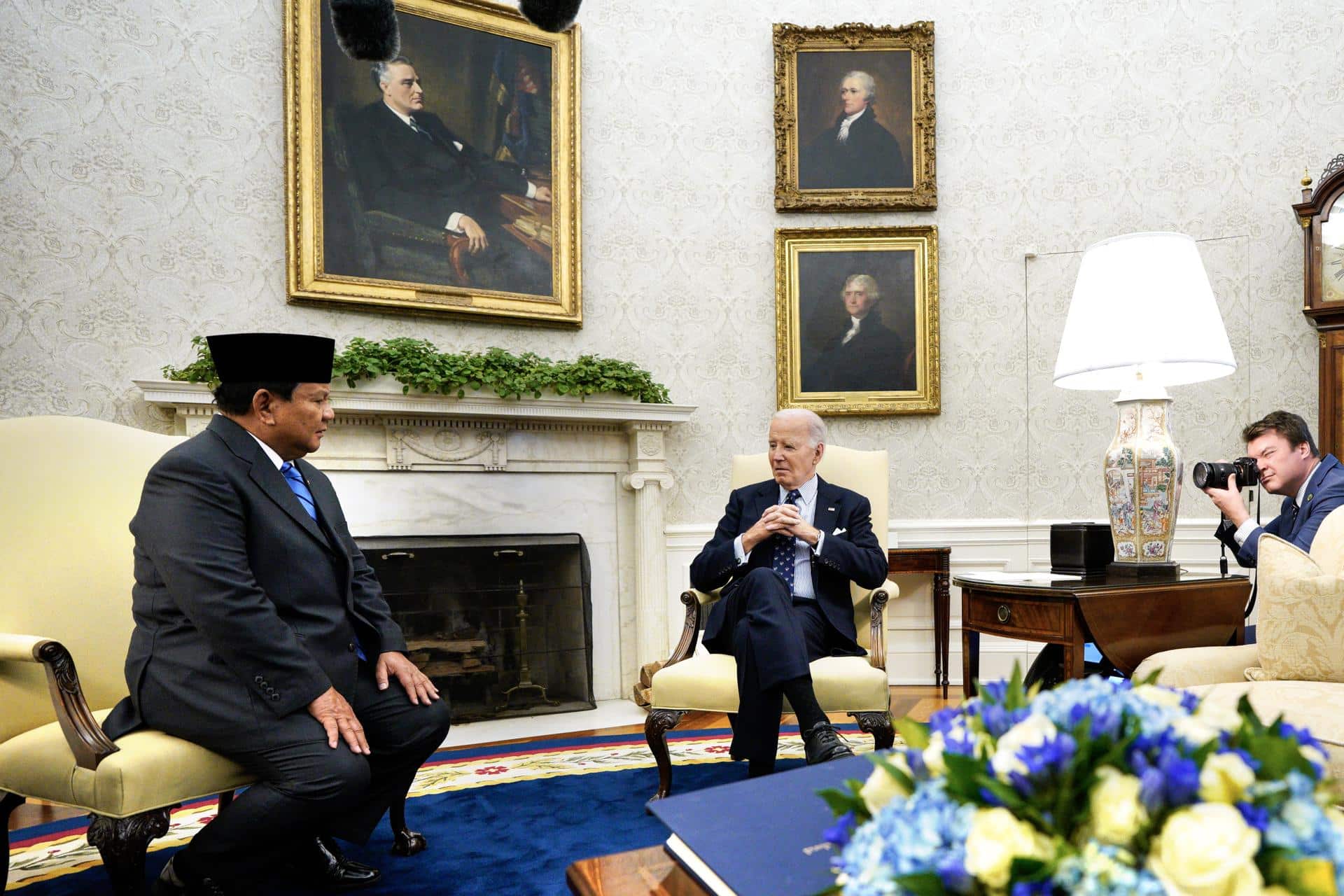 El presidente indonesio, Prabowo Subianto (i), y el presidente estadounidense, Joe Biden (d), asisten a una reunión bilateral en la Oficina Oval de la Casa Blanca en Washington. EFE/EPA/YURI GRIPAS / POOL