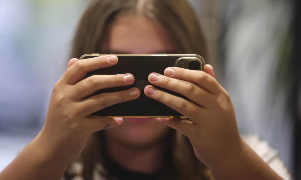 Fotografía de archivo en donde una chica consulta su teléfono. EFE/ J.M. García