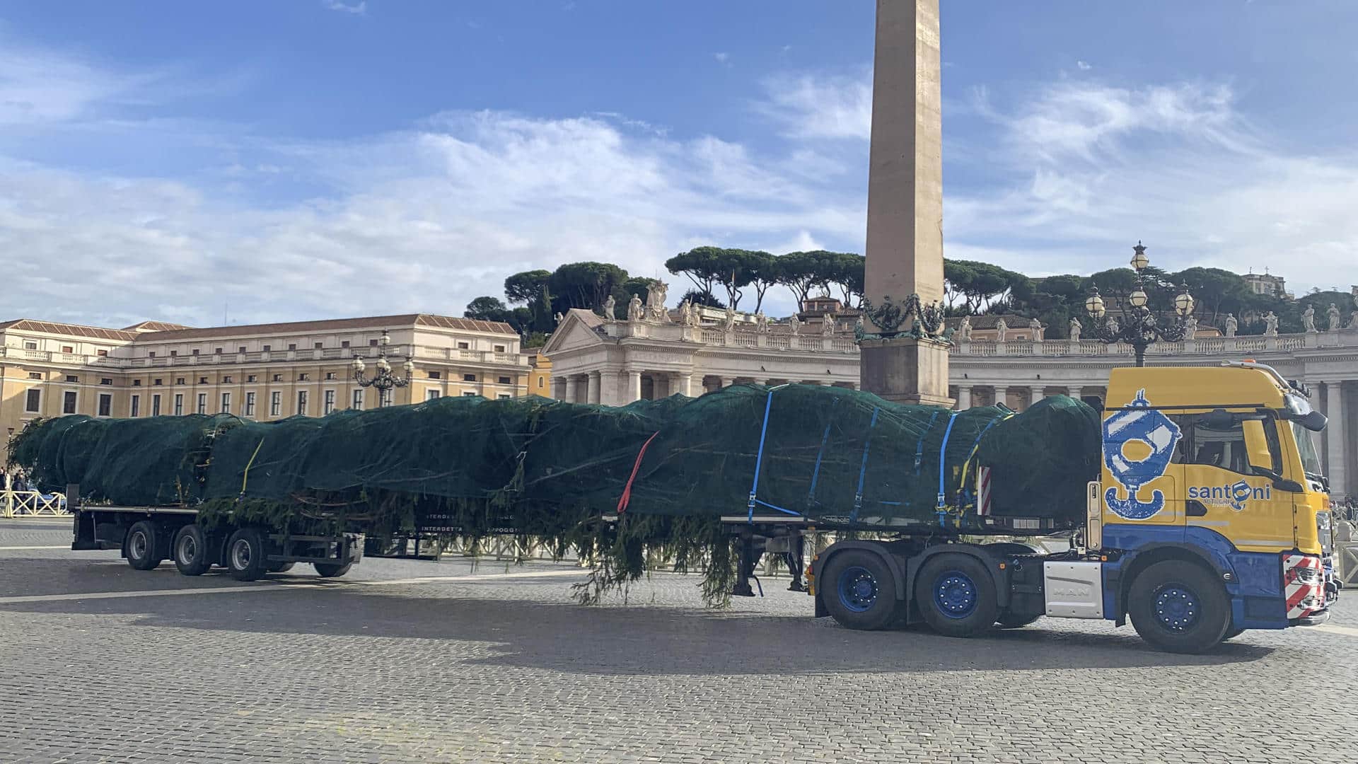 El abeto gigante que adornará el Vaticano y cuya tala en Ledro (norte) causó indignación en Italia llegó este jueves a la Plaza de San Pedro, donde será iluminado el próximo 7 de diciembre, cuando se inaugure también el tradicional pesebre navideño. EFE TV