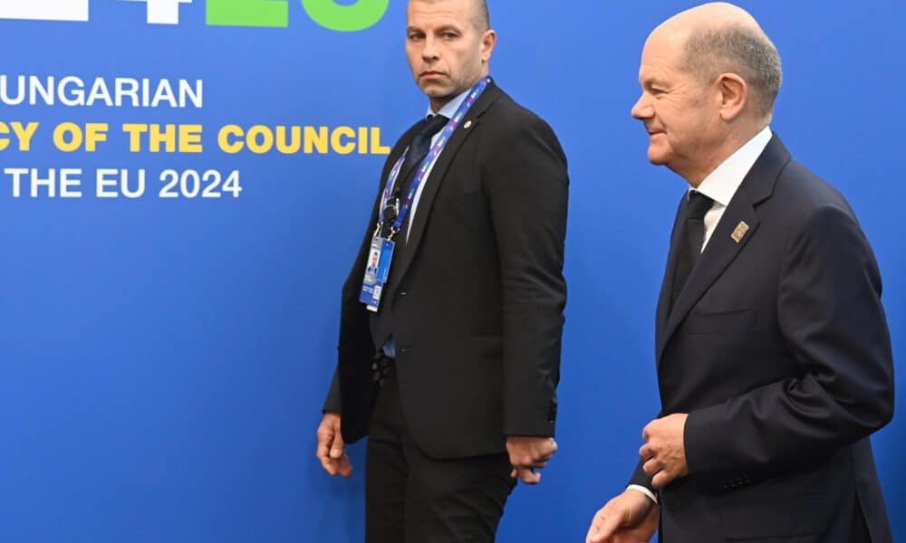 El canciller alemán Olaf Scholz (d) llega a un consejo informal de los jefes de Estado y de Gobierno de la UE en el Puskas Arena de Budapest, el 8 de noviembre de 2024. EFE/EPA/ZOLTAN MATHE HUNGARY OUT