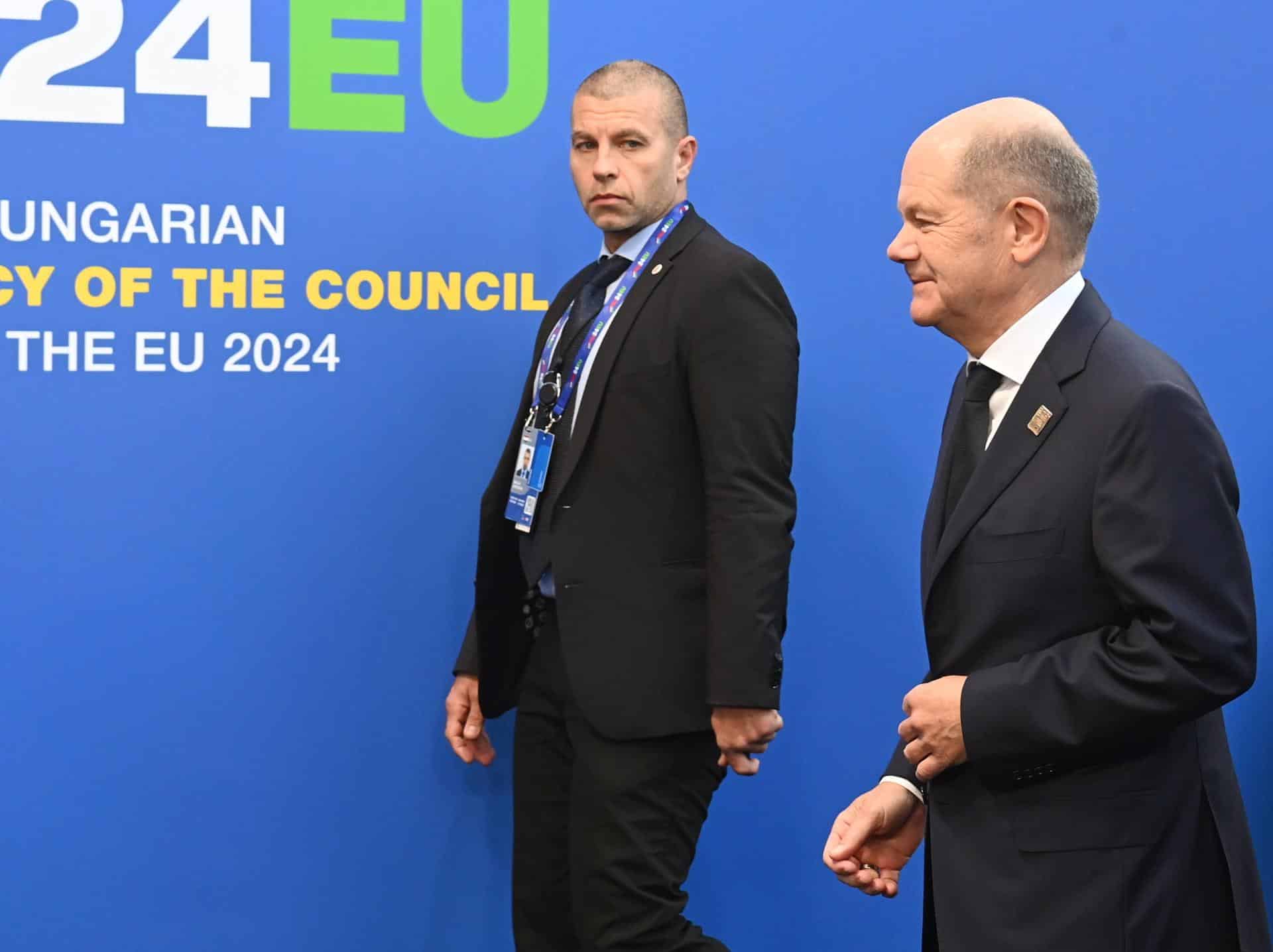 El canciller alemán Olaf Scholz (d) llega a un consejo informal de los jefes de Estado y de Gobierno de la UE en el Puskas Arena de Budapest, el 8 de noviembre de 2024. EFE/EPA/ZOLTAN MATHE HUNGARY OUT