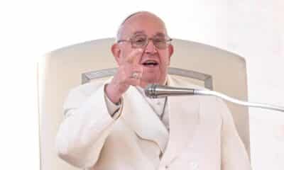 El papa Francisco se dirige a la multitud durante su Audiencia General semanal en la Plaza de San Pedro, Ciudad del Vaticano, 13 de noviembre de 2024. EFE/EPA/MAURIZIO BRAMBATTI