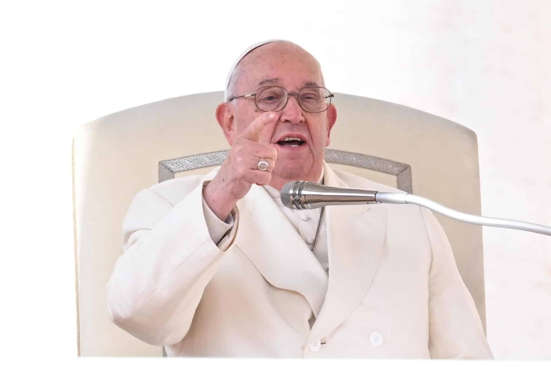 El papa Francisco se dirige a la multitud durante su Audiencia General semanal en la Plaza de San Pedro, Ciudad del Vaticano, 13 de noviembre de 2024. EFE/EPA/MAURIZIO BRAMBATTI