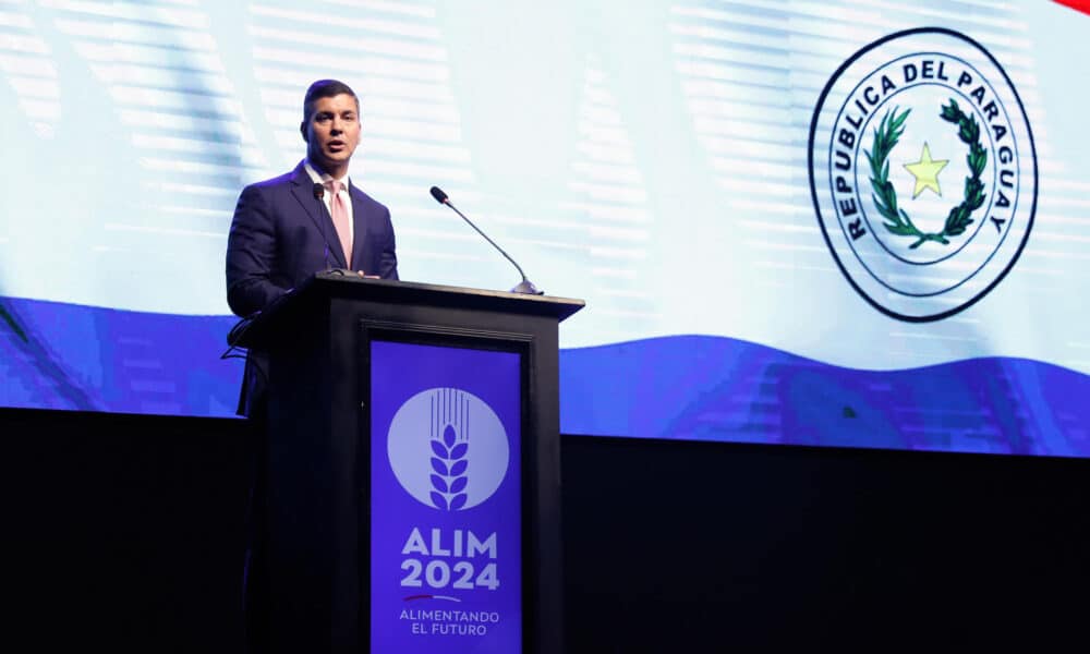 Fotografía de archivo del presidente de Paraguay, Santiago Peña, durante la inauguración de la 42 Asamblea Anual de la Asociación Latinoamericana de Industriales Molineros en el centro de convenciones de la Conmebol, en Luque (Paraguay). EFE/ Juan Pablo Pino