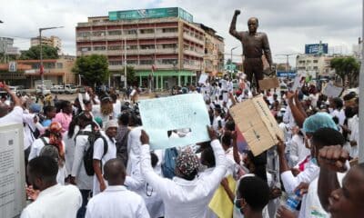 Manifestantes durante una marcha organizada por profesionales de la salud mozambiqueños, liderados por médicos en Maputo, Mozambique, 05 de noviembre de 2024. La manifestación se considera la primera en Maputo desde la paralización de actividades para impugnar los resultados electorales. EFE/EPA/LUISA NHANTUMBO