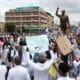 Manifestantes durante una marcha organizada por profesionales de la salud mozambiqueños, liderados por médicos en Maputo, Mozambique, 05 de noviembre de 2024. La manifestación se considera la primera en Maputo desde la paralización de actividades para impugnar los resultados electorales. EFE/EPA/LUISA NHANTUMBO