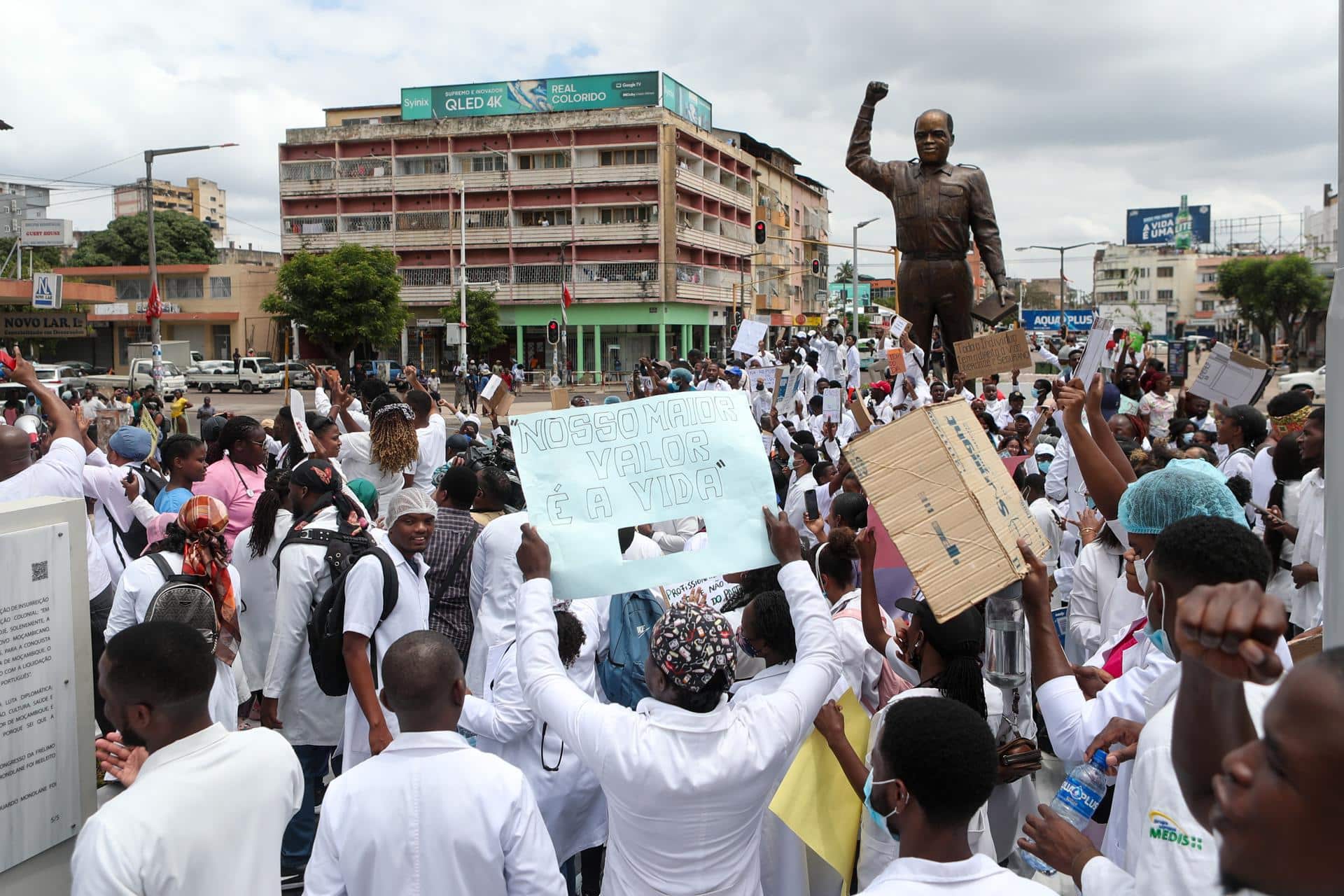 Manifestantes durante una marcha organizada por profesionales de la salud mozambiqueños, liderados por médicos en Maputo, Mozambique, 05 de noviembre de 2024. La manifestación se considera la primera en Maputo desde la paralización de actividades para impugnar los resultados electorales. EFE/EPA/LUISA NHANTUMBO