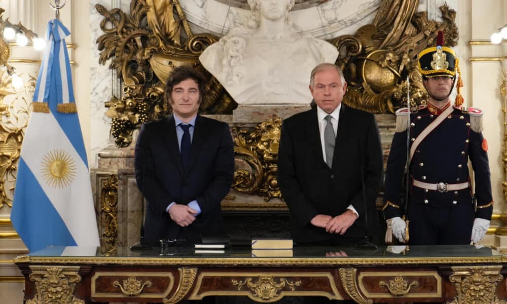 Fotografía cedida por la presidencia de Argentina del presidente Javier Milei (i), junto al nuevo ministro de Relaciones Exteriores, Gerardo Werthein, durante un acto de juramento en el salón Blanco de la Casa Rosada, este lunes, en Buenos Aires (Argentina). EFE/ Presidencia De Argentina