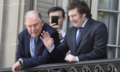 Fotografía cedida por la presidencia de Argentina del presidente Javier Milei (i), junto al nuevo ministro de Relaciones Exteriores, Gerardo Werthein, durante un acto de juramento en el salón Blanco de la Casa Rosada, este lunes, en Buenos Aires (Argentina). EFE/ Presidencia De Argentina