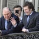 Fotografía cedida por la presidencia de Argentina del presidente Javier Milei (i), junto al nuevo ministro de Relaciones Exteriores, Gerardo Werthein, durante un acto de juramento en el salón Blanco de la Casa Rosada, este lunes, en Buenos Aires (Argentina). EFE/ Presidencia De Argentina