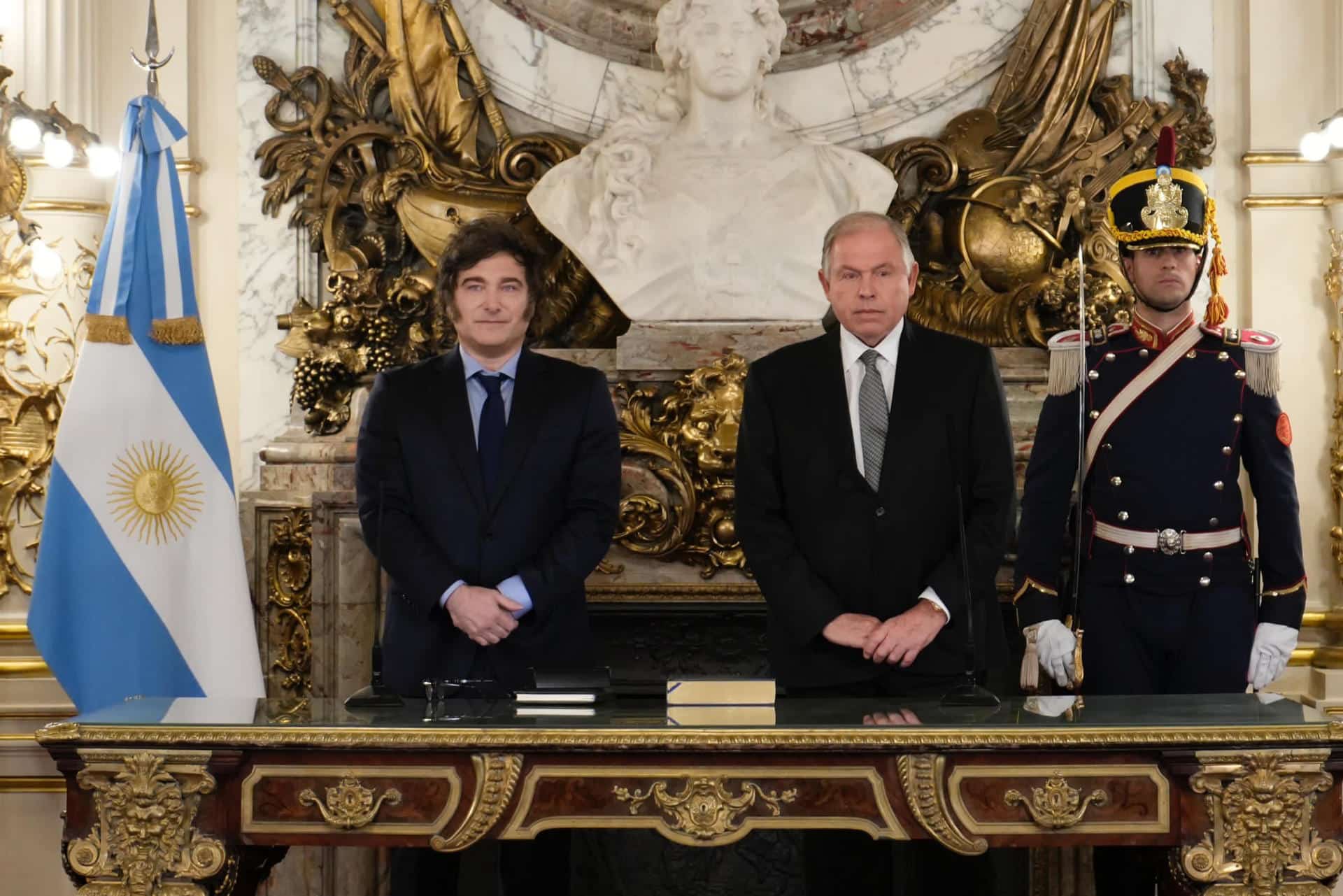 Fotografía de archivo del presidente de Argentina, Javier Milei (der.), junto a Gerardo Werthein, quien asumió este lunes como canciller. EFE/ Matías Campaya