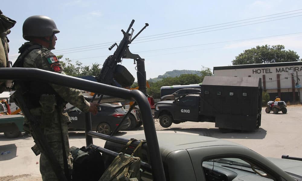 Integrantes del ejército mexicano resguardan la zona, donde fueron decomisados vehículos 'monstruo' en el municipio de Tecpan de Galeana en el estado de Guerrero (México). Imagen de archivo. EFE/José Luis de la Cruz