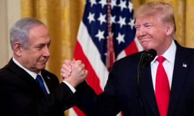 Fotografía de archivo del 28 de enero de 2020 de Donald J. Trump, en este momento presidente de Estados Unidos, que estrecha la mano del primer ministro de Israel, Benjamin Netanyahu. EFE/EPA/MICHAEL REYNOLDS