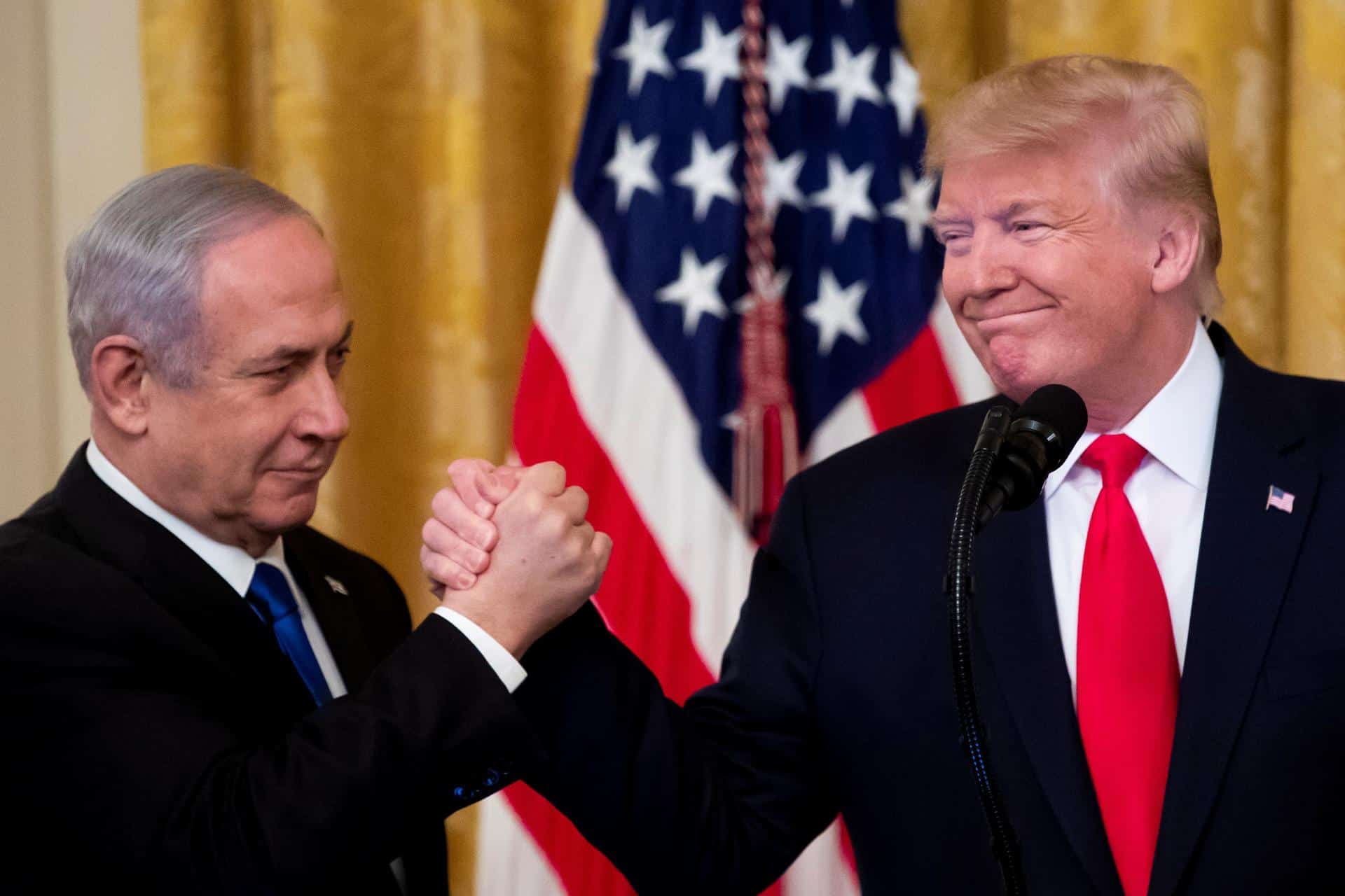 Fotografía de archivo del 28 de enero de 2020 de Donald J. Trump, en este momento presidente de Estados Unidos, que estrecha la mano del primer ministro de Israel, Benjamin Netanyahu. EFE/EPA/MICHAEL REYNOLDS