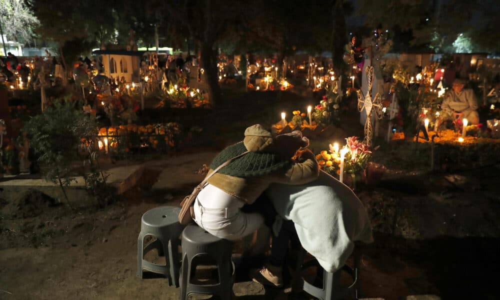 Familiares y amigos visitan a sus fieles difuntos la madrugada de este viernes en el panteón comunal San Gregorio Atlapulco, en la Ciudad de México (México). EFE/Mario Guzmán