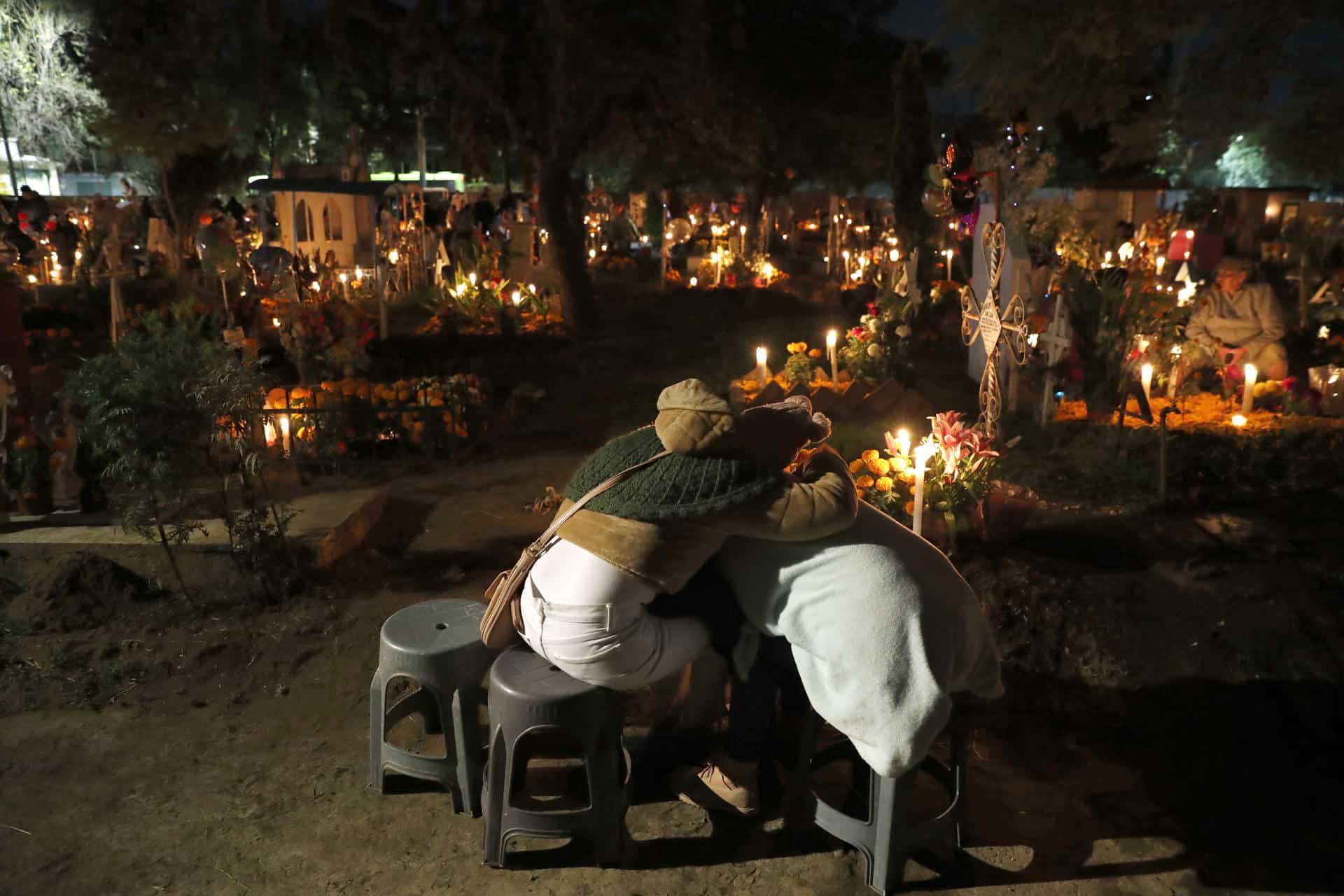 Familiares y amigos visitan a sus fieles difuntos la madrugada de este viernes en el panteón comunal San Gregorio Atlapulco, en la Ciudad de México (México). EFE/Mario Guzmán