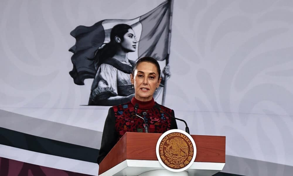 La presidenta de México, Claudia Sheinbaum, habla durante el desfile por el 114 Aniversario del inicio de la Revolución Mexicana, este miércoles en la Plaza de la Constitución, en Ciudad de México (México). EFE/ Sáshenka Gutiérrez