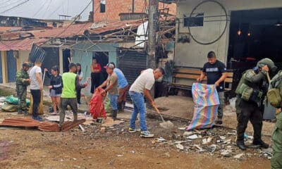 Fotografía cedida este viernes por el Ejército Nacional de Colombia que muestra a integrantes de las Fuerzas Militares recogiendo escombros con habitantes del sector, luego de un atentado en El Plateado (Colombia). EFE/ Ejército Nacional de Colombia