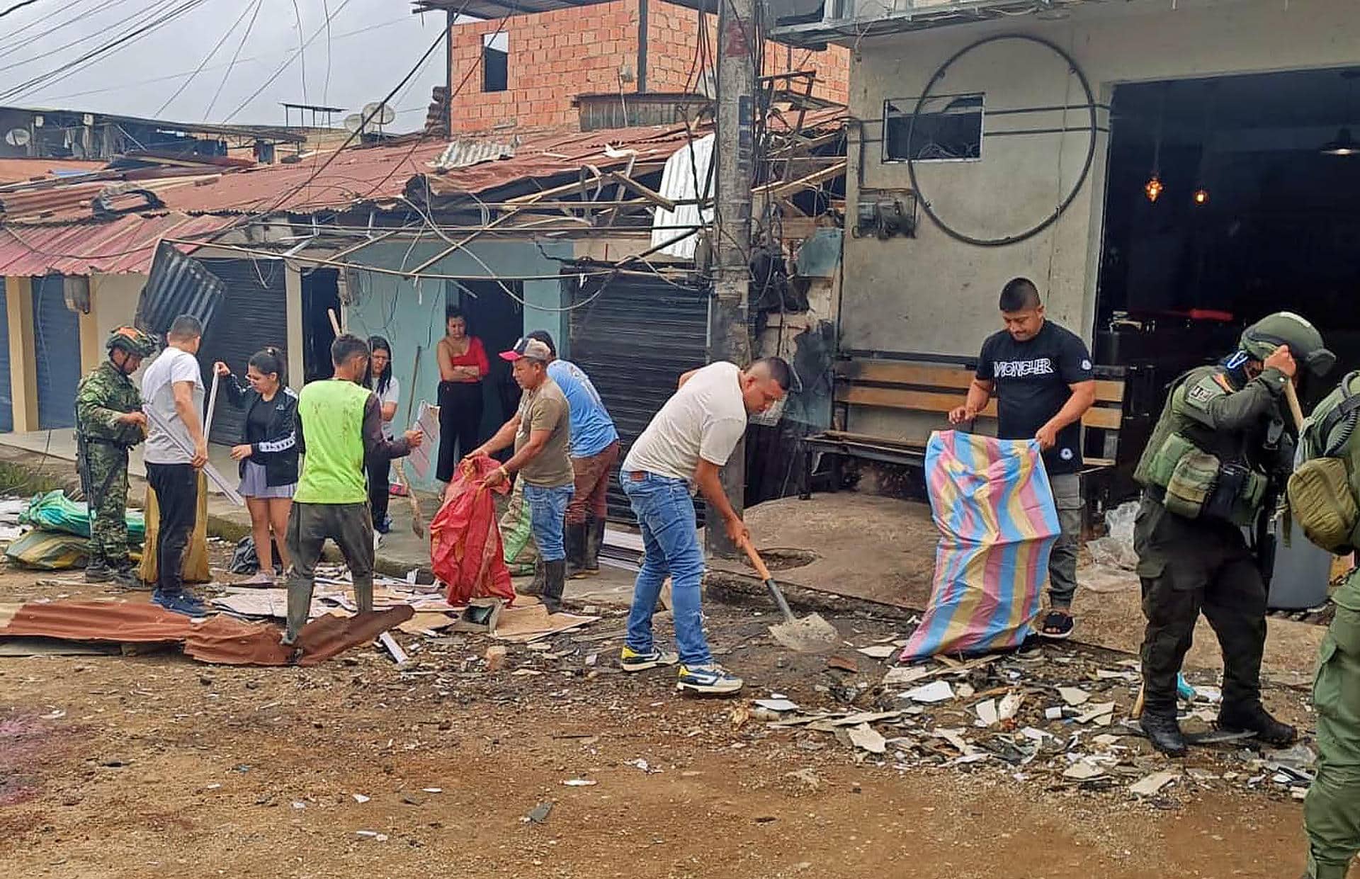 Fotografía cedida este viernes por el Ejército Nacional de Colombia que muestra a integrantes de las Fuerzas Militares recogiendo escombros con habitantes del sector, luego de un atentado en El Plateado (Colombia). EFE/ Ejército Nacional de Colombia